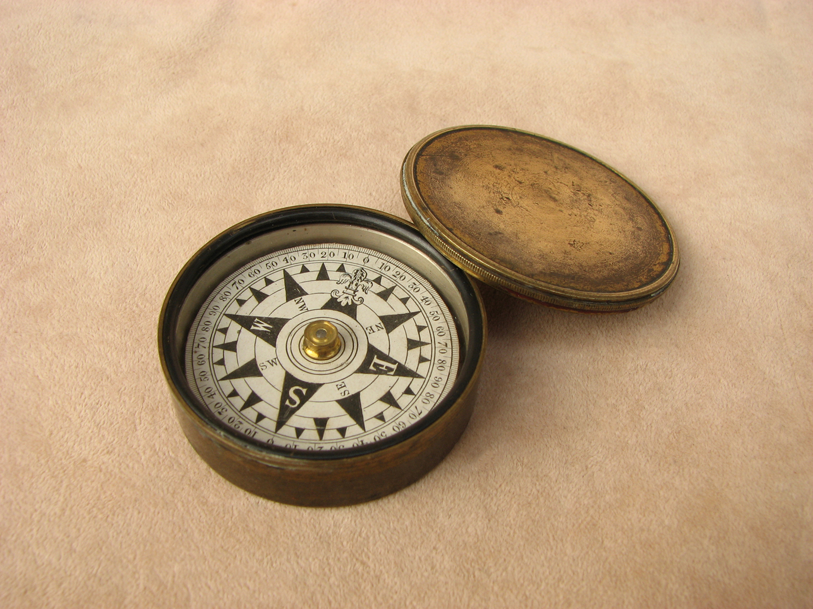Early Victorian brass cased pocket compass - circa 1860